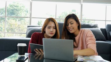 Şirket bürosunun yönetici takım çalışmasında birlikte çalışan başarılı iş kadını ortağınız kutlu olsun. İdari İşler Müdürü Asyalı iş kadınıyla tanışmak diz üstü bilgisayar masasını yumruklamak mutluluğu getirir.