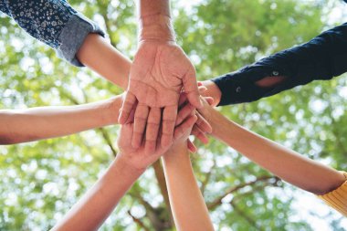 Çok ırklı çok ırklı ortaklar, çok ırklı insanlarla bir araya gelip el ele tutuşuyor. Çeşitlilik insanların elleri güçlendirir ortaklık ekipleri gönüllü toplulukla bağlantı kurar