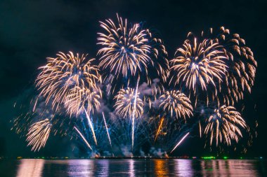 Mavi Havai fişek, mutlu yıl dönümleri 2024, 4 Temmuz bayram festivalini kutluyor. Gece vakti mavi havai fişekler ulusal bayramı kutluyor. Yeni yıla geri sayım 2025 festival parti zamanı etkinliği