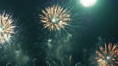 Yeşil Havai fişekler yeni yıl yıldönümünü kutluyor. 4 Temmuz bayram festivali. Gece vakti yeşil havai fişekler ulusal bayramı kutluyor. Yeni yıla geri sayım 2025 festival parti zamanı etkinliği
