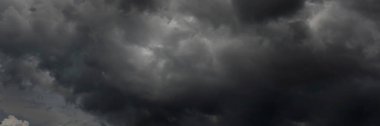 Banner Dramatik karanlık fırtına kara gökyüzünü bulutlandırıyor. Kara Gök Gürültülü Bulutlar yağmur mevsimi. Panorama Meteorolojisi tehlike fırtınası iklimi bozar. Kopyalama alanı olan koyu bulutlu fırtına bulutu.