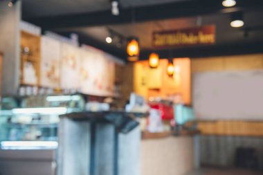 Perakende mağazasındaki bulanık arka plan alışveriş merkezi ışık saçan iş etkinliği. Marketin bulanık arka planı. Görüntü Kongresi Salonu seyircisi raflarda ürünleri sunar.