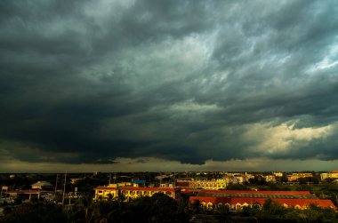 Dramatik kara fırtına yağmuru kara gökyüzünü bulutlandırıyor. Kara fırtına bulutlu yağmurlu atmosfer. Meteoroloji tehlikesi fırtına iklimi felakete çevirir. Kara bulutlu fırtına felaketi kasvetli gri bulut gökyüzü