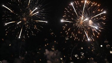 Altın Havai fişek, ulusal bayramı kutlamak için yıldönümünü kutluyor. 2024 yılına geri sayım, parti zamanı. Mutlu yıllar 2025, 4 Temmuz bayram festivali konsepti.