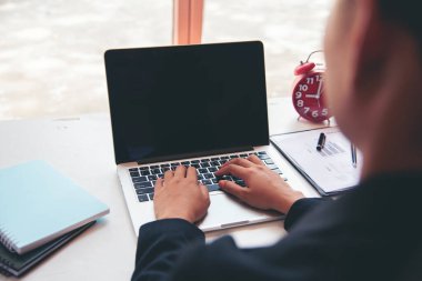 Ev işlerinde bilgisayarlı dizüstü bilgisayar kullanan bir kadın evde çalışıyor. Dizüstü bilgisayar kullanan Asyalı iş kadını. Klavye dizüstü bilgisayarı yazan mutlu programcı kadın çevrimiçi web sitesi okuyor