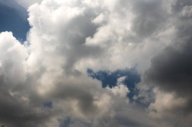 Dramatik kara fırtına yağmuru kara gökyüzünü bulutlandırıyor. Kara fırtına bulutlu yağmurlu atmosfer. Meteoroloji tehlikesi fırtına iklimi felakete çevirir. Kara bulutlu fırtına felaketi kasvetli gri bulut gökyüzü