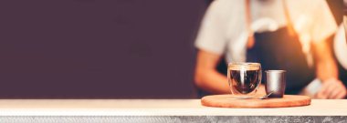 Banner kahve fincanı, retro kahve dükkanında fotokopi alanı ile ahşap masanın üzerinde. Eskimiş sıcak kahve taze espresso içerek sabahları kafein..