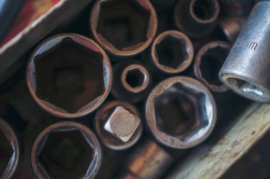 Mekanik aletler, araba tamirhanesi ve fotokopi alanı. Bulanık arkaplan mekanik servisi. Ağır vida paslı anahtarlar kirli tornavida nesneleri. Endüstriyel donanım