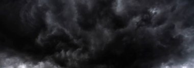 Banner Dramatik karanlık fırtına kara gökyüzünü bulutlandırıyor. Kara Gök Gürültülü Bulutlar yağmur mevsimi. Panorama Meteorolojisi tehlike fırtınası iklimi bozar. Kopyalama alanı olan koyu bulutlu fırtına bulutu.