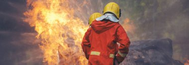 İtfaiyeciler dumanla savaşırken yangın hortumu kimyasal köpük püskürtme motoru kullanır. İtfaiyeci kurtarma eğitimi yangın söndürücüde. İtfaiyeciler korunmak için sıkı şapka, güvenlik üniforması giyerler.