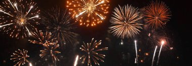 Banner Golden Firework, ulusal bayramı kutlamak için yıldönümünü kutluyor. Geri sayım 2024 parti zamanı. Yeni yılınız kutlu olsun. 4 Temmuz Tatil Festivali ve fotokopi alanı.