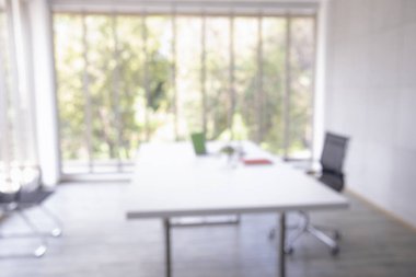 İşletme bürosu, arka plandaki toplantı odasının bokeh eğitim etkinliğini bulanıklaştırdı. Toplantı odasının bulanık ve soyut arka planı. Arka plan bulanık ofis modern lobi dekorasyonu boş oda