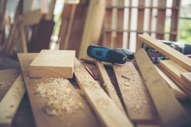 DIY el işi ahşap yığını marangoz ahşap işçiliği masasına itiraz ediyor. Cetvel ölçümlü mimar aletleri ile çekiç ev geliştirme ekipmanları. Ahşap marangoz inşaat atölyesini tamir ediyor.