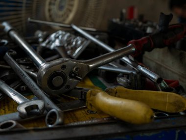 Mekanik aletler, araba tamirhanesi ve fotokopi alanı. Bulanık arkaplan mekanik servisi. Ağır vida paslı anahtarlar kirli tornavida nesneleri. Endüstriyel donanım