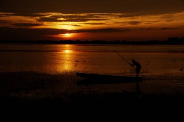 Manzarası dramatik güzel gün batımı gökyüzü. Doğal Günbatımı Karanlık Diyar 'ın gölgesinde. Kırsal kesimde gün batımında, şafakta, gün doğumunda canlı, dramatik bir gökyüzü. Gün batımında manzara Renkli Gökyüzü