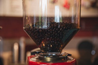 Siyah fincan kahve makinesi espresso barista içecek ev aletleri köpüklü bar kapuçino profesyonel otomatik ekipman. Kahve aromalı içecek aletleri taze kahve makinesi ev mutfağı.