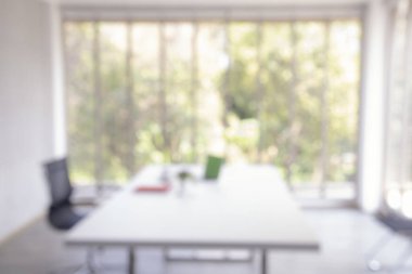 İşletme bürosu, arka plandaki toplantı odasının bokeh eğitim etkinliğini bulanıklaştırdı. Toplantı odasının bulanık ve soyut arka planı. Arka plan bulanık ofis modern lobi dekorasyonu boş oda