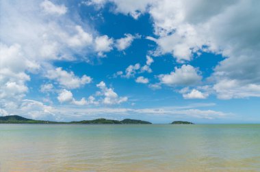 Mavi deniz beyazı turkuvaz okyanus dalgası kıyısı tropik cennet manzarası. Deniz manzaralı güzel sahil şeridi varış noktaları. Tropik güzel mavi okyanus gölü yaz zamanı seyahat eder..
