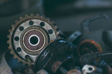 Mekanik aletler, araba tamirhanesi ve fotokopi alanı. Bulanık arkaplan mekanik servisi. Ağır vida paslı anahtarlar kirli tornavida nesneleri. Endüstriyel donanım