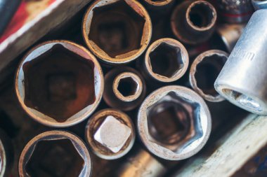 Mekanik aletler, araba tamirhanesi ve fotokopi alanı. Bulanık arkaplan mekanik servisi. Ağır vida paslı anahtarlar kirli tornavida nesneleri. Endüstriyel donanım