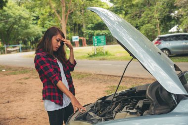 Arabadaki arızayı gidermek için sigorta acentesini kullanan kadınlar yardım çağırır. Kadın tamirci teknisyenini arıyor. Tamir onarım desteği. Araç acil durum sorunu