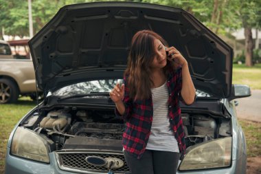 Arabadaki arızayı gidermek için sigorta acentesini kullanan kadınlar yardım çağırır. Kadın tamirci teknisyenini arıyor. Tamir onarım desteği. Araç acil durum sorunu