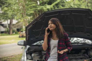 Arabadaki arızayı gidermek için sigorta acentesini kullanan kadınlar yardım çağırır. Kadın tamirci teknisyenini arıyor. Tamir onarım desteği. Araç acil durum sorunu