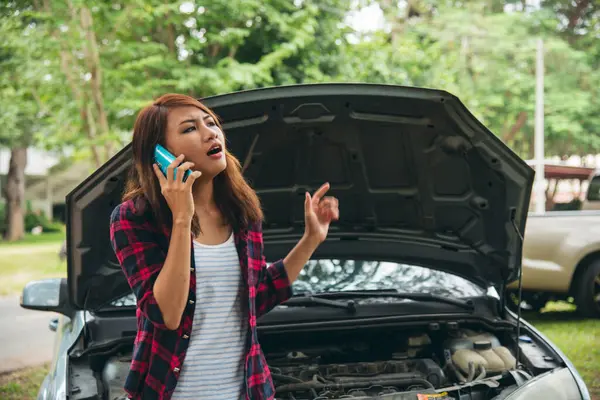 Arabadaki arızayı gidermek için sigorta acentesini kullanan kadınlar yardım çağırır. Kadın tamirci teknisyenini arıyor. Tamir onarım desteği. Araç acil durum sorunu