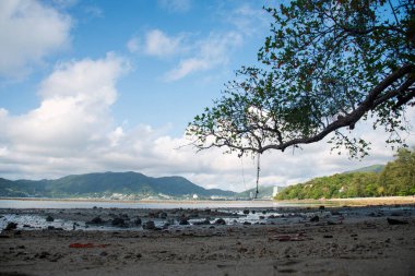 Mavi deniz beyazı turkuvaz okyanus dalgası kıyısı tropik cennet manzarası. Deniz manzaralı güzel sahil şeridi varış noktaları. Tropik güzel mavi okyanus gölü yaz zamanı seyahat eder..