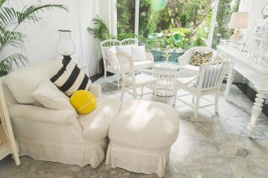 Oturma odasındaki kanepenin arka planında fotokopi alanı var. Sıcak bir ev. Parlak, basit bir yaşam alanı. Ev gösterimi iç mekan aydınlatma mobilya dekoru. Ev mobilyası Bulanık arkaplan