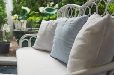 Oturma odasındaki kanepenin arka planında fotokopi alanı var. Sıcak bir ev. Parlak, basit bir yaşam alanı. Ev gösterimi iç mekan aydınlatma mobilya dekoru. Ev mobilyası Bulanık arkaplan