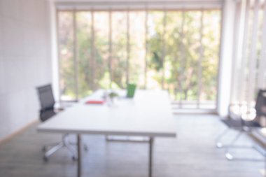 İşletme bürosu, arka plandaki toplantı odasının bokeh eğitim etkinliğini bulanıklaştırdı. Toplantı odasının bulanık ve soyut arka planı. Arka plan bulanık ofis modern lobi dekorasyonu boş oda