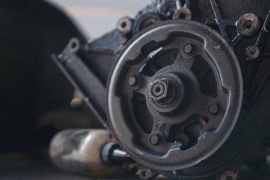 Mekanik aletler, araba tamirhanesi ve fotokopi alanı. Bulanık arkaplan mekanik servisi. Ağır vida paslı anahtarlar kirli tornavida nesneleri. Endüstriyel donanım