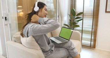 Boş Yeşil Ekran dizüstü bilgisayar blogcusu kadının elleri dizüstü bilgisayarda klavye kullanıyor. Dizüstü bilgisayarlı kanepe oturma odasını kullanarak kadın ellerini kapat. Serbest çalışan kadınlar ev içi video konferansında çalışıyorlar.