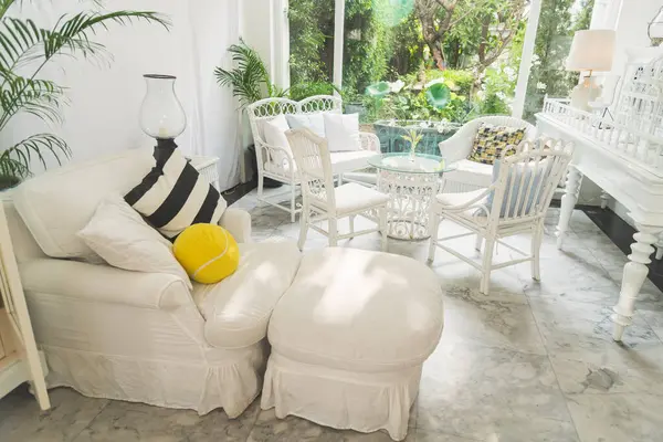 Oturma odasındaki kanepenin arka planında fotokopi alanı var. Sıcak bir ev. Parlak, basit bir yaşam alanı. Ev gösterimi iç mekan aydınlatma mobilya dekoru. Ev mobilyası Bulanık arkaplan