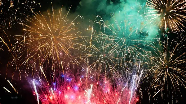 Yeşil Havai fişekler yeni yıl yıldönümünü kutluyor. 4 Temmuz bayram festivali. Gece vakti yeşil havai fişekler ulusal bayramı kutluyor. Yeni yıla geri sayım 2025 festival parti zamanı etkinliği