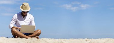 Banner Man yolcusu mavi gökyüzünde dizüstü bilgisayar kullanıyor. Asyalı adam seyahati. Yaz adasında rahatla. Dizüstü bilgisayarda yazı yazan adam tatil tatili iş gezisi serbest kopya alanı ile çevrimiçi çalışıyor