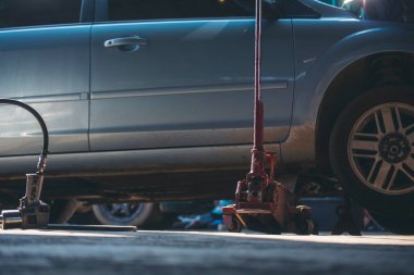 Mekanik aletler, araba tamirhanesi ve fotokopi alanı. Bulanık arkaplan mekanik servisi. Ağır vida paslı anahtarlar kirli tornavida nesneleri. Endüstriyel donanım