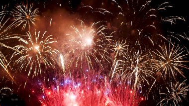 Mor Havai fişekler yıldönümünü kutluyor. Mutlu yıllar 2024, 4 Temmuz bayram festivali. Gece vakti mor havai fişekler ulusal bayramı kutluyor. 2024 Yeni Yıl Festivali için Violet havai fişek geri sayımı