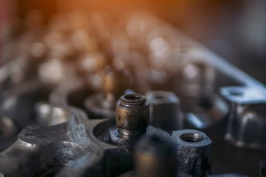 Mekanik aletler, araba tamirhanesi ve fotokopi alanı. Bulanık arkaplan mekanik servisi. Ağır vida paslı anahtarlar kirli tornavida nesneleri. Endüstriyel donanım