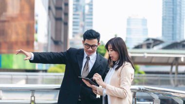 İş stratejisi ekip raporu şeması, grafik, bilgi verileri finansal rapor planını analiz eder. Eller takım ortağı pazarlama planlama finans istatistik satış raporunu Extra hesap tablosu ile birlikte