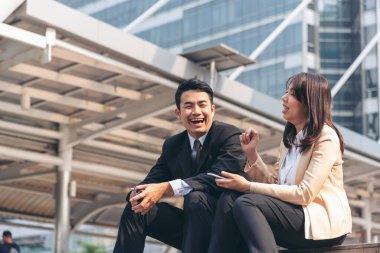 Asyalı iş adamlarından oluşan bir grup ofis dışında toplantı hakkında konuşuyor. Çok ırklı takım çalışması ekip toplantısı. İş adamları çok ırklı iş ortaklarıyla el sıkışıyor
