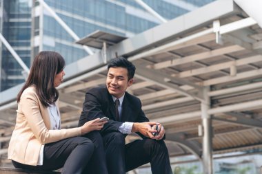 Asyalı iş adamlarından oluşan bir grup ofis dışında toplantı hakkında konuşuyor. Çok ırklı takım çalışması ekip toplantısı. İş adamları çok ırklı iş ortaklarıyla el sıkışıyor