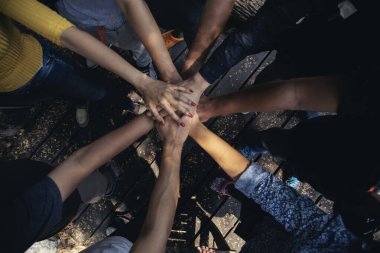 Çok ırklı çok ırklı ortaklar, çok ırklı insanlarla bir araya gelip el ele tutuşuyor. Çeşitlilik insanların elleri güçlendirir ortaklık ekipleri gönüllü toplulukla bağlantı kurar