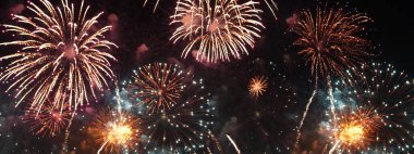 Banner Red Firework yeni yıl dönümünü kutluyor. 4 Temmuz bayram festivali. Kırmızı havai fişekler ulusal bayramı kutluyor. Kopyalama alanı olan 2025 Yeni Yıl Festivali