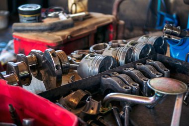 Mekanik aletler, araba tamirhanesi ve fotokopi alanı. Bulanık arkaplan mekanik servisi. Ağır vida paslı anahtarlar kirli tornavida nesneleri. Endüstriyel donanım