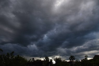 Dramatik kara fırtına yağmuru kara gökyüzünü bulutlandırıyor. Kara fırtına bulutlu yağmurlu atmosfer. Meteoroloji tehlikesi fırtına iklimi felakete çevirir. Kara bulutlu fırtına felaketi kasvetli gri bulut gökyüzü