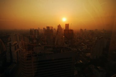 Sunset Amazing Bangkok mavi gökyüzü ile ufuk çizgisi. Altın zamanı Güzel gökdelen Bangkok şehir merkezi manzarası. Başkent binası arka plan modern ofis bölgesi. Şehir merkezinde gece hayatı
