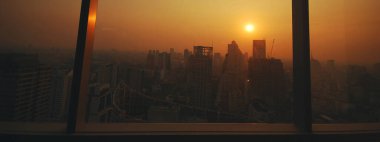 Sunset Amazing Bangkok mavi gökyüzü ile ufuk çizgisi. Altın zamanı Güzel gökdelen Bangkok şehir merkezi manzarası. Başkent binası arka plan modern ofis bölgesi. Şehir merkezinde gece hayatı