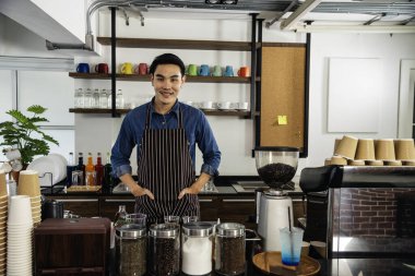 Kahveci Asyalı adam gülümseyen portre küçük işletme özgüvenli işletme yöneticisi profesyonel kahve tezgahı sahibi adama bakın. Barista küçük işletme sahibi